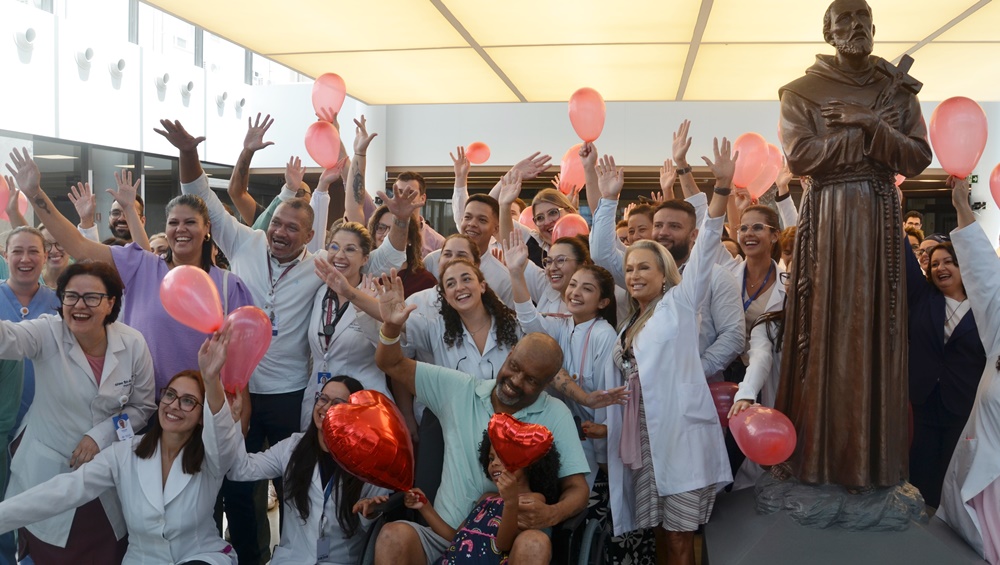 Após 7 meses esperando coração, paciente recebe alta com festa no Hospital São Francisco