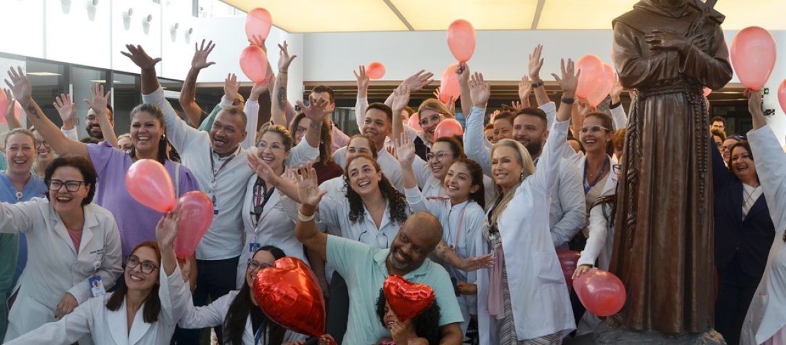 Após 7 meses esperando coração, paciente recebe alta com festa no Hospital São Francisco